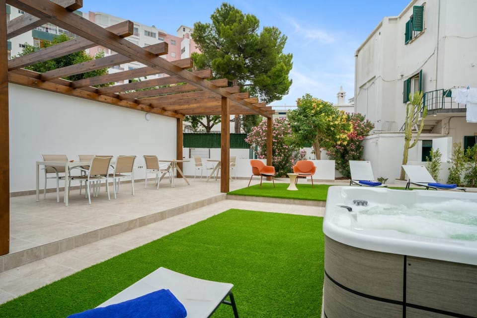 Property building, Hot Tub