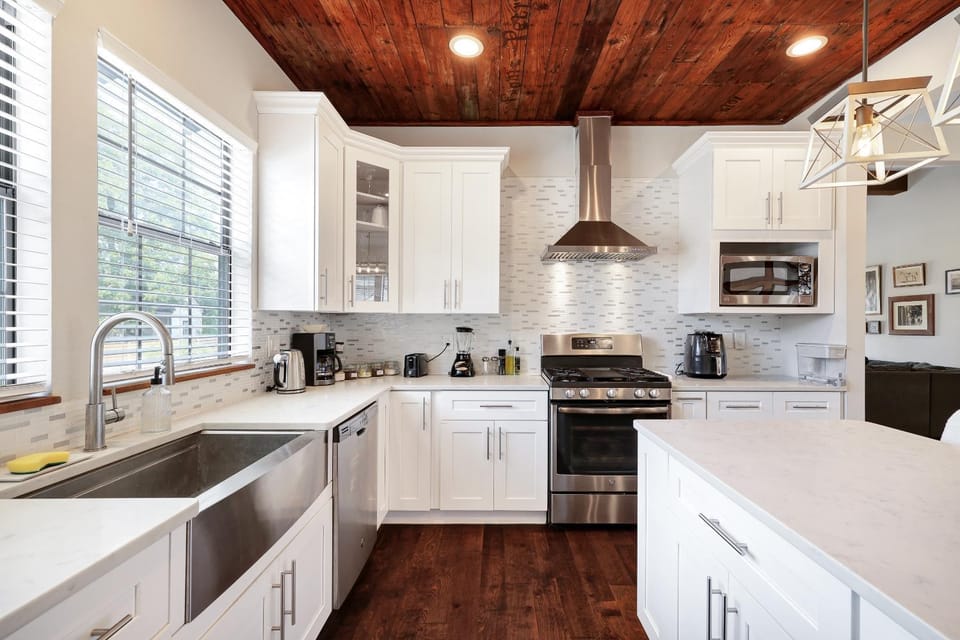 Getaway Near River Walk DT Yard BBQ Pet Games House in San Antonio