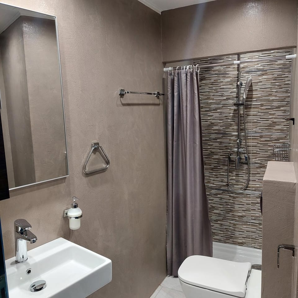 Shower, Toilet, Bathroom, towels