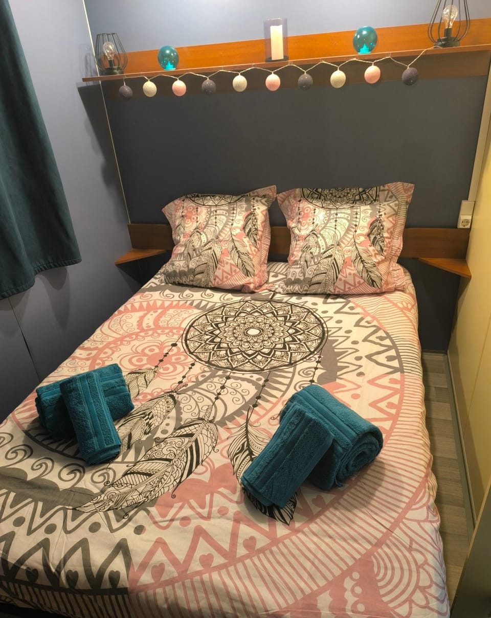 Bedroom, towels