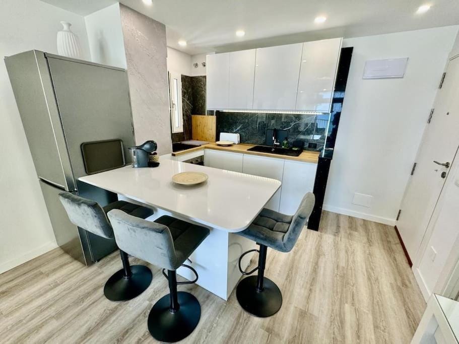 Kitchen or kitchenette, Dining area, dishwasher, stove