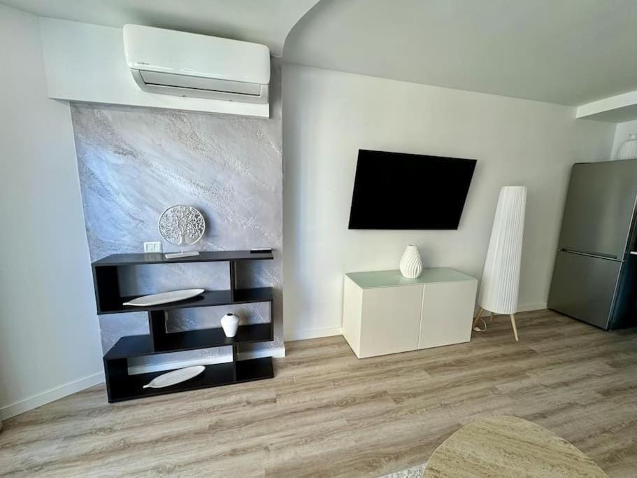 TV and multimedia, air conditioner