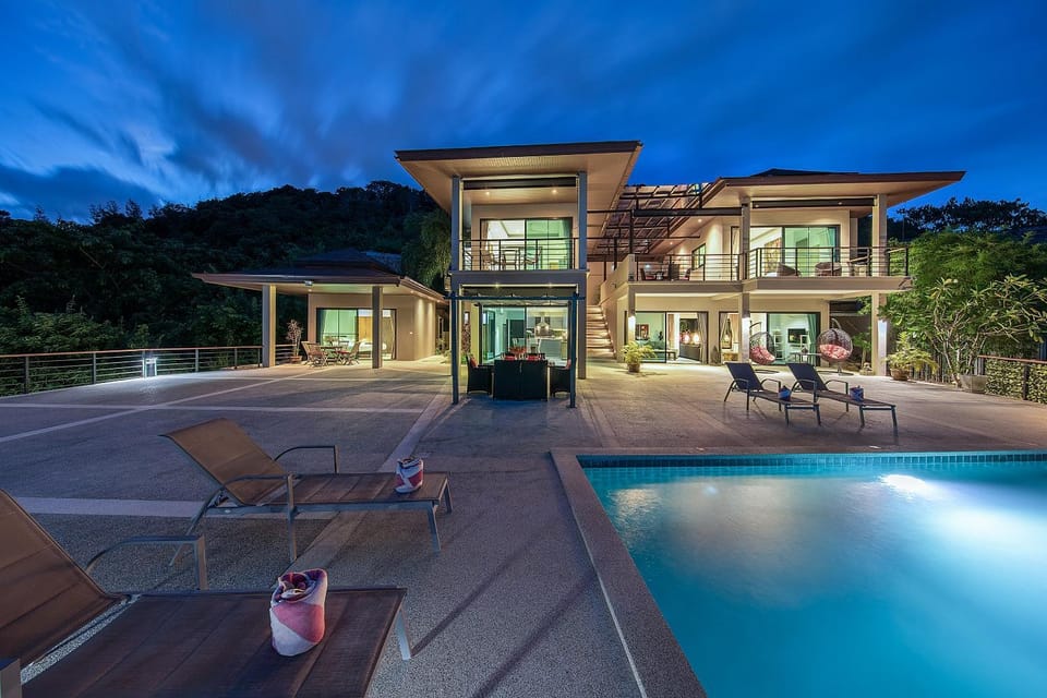 Property building, Night, Balcony/Terrace, Decorative detail, Area and facilities, Swimming pool