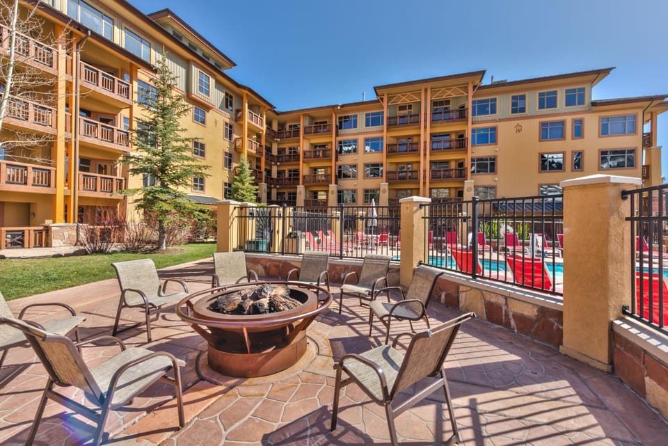Patio, Seating area, Area and facilities, Swimming pool