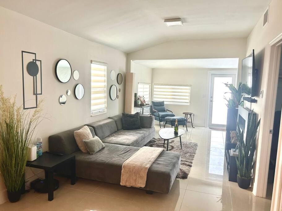 TV and multimedia, Living room, Seating area