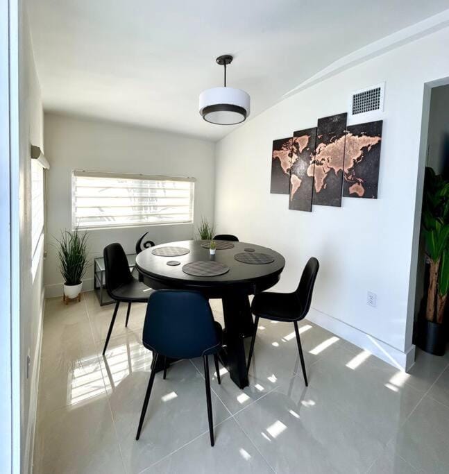 Seating area, Dining area