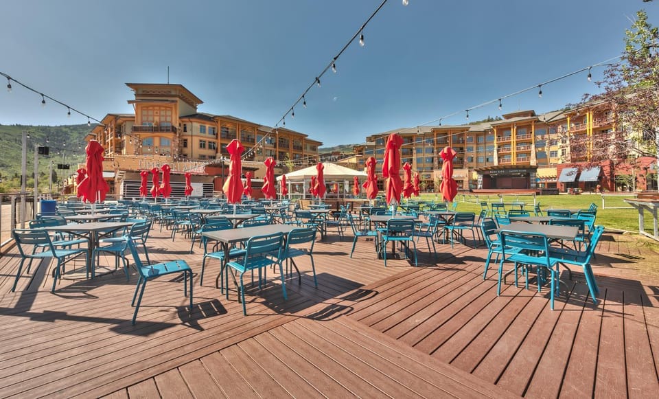 Property building, Restaurant/places to eat, Summer, Skiing, Lounge or bar, On site
