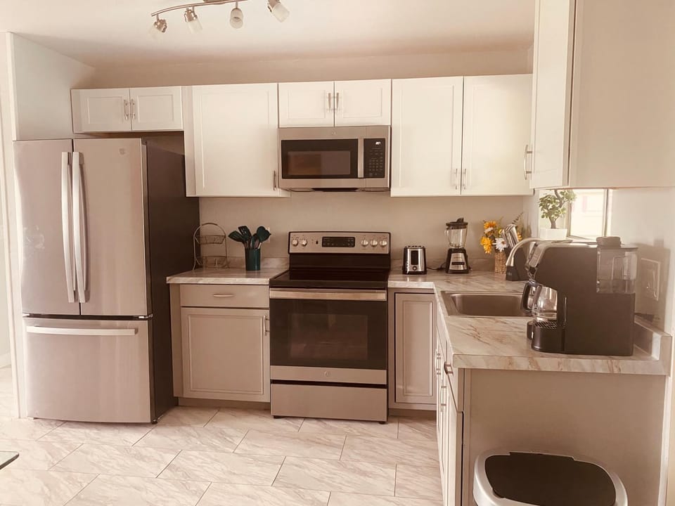 Coffee/tea facilities, Kitchen or kitchenette, oven, stove, toaster