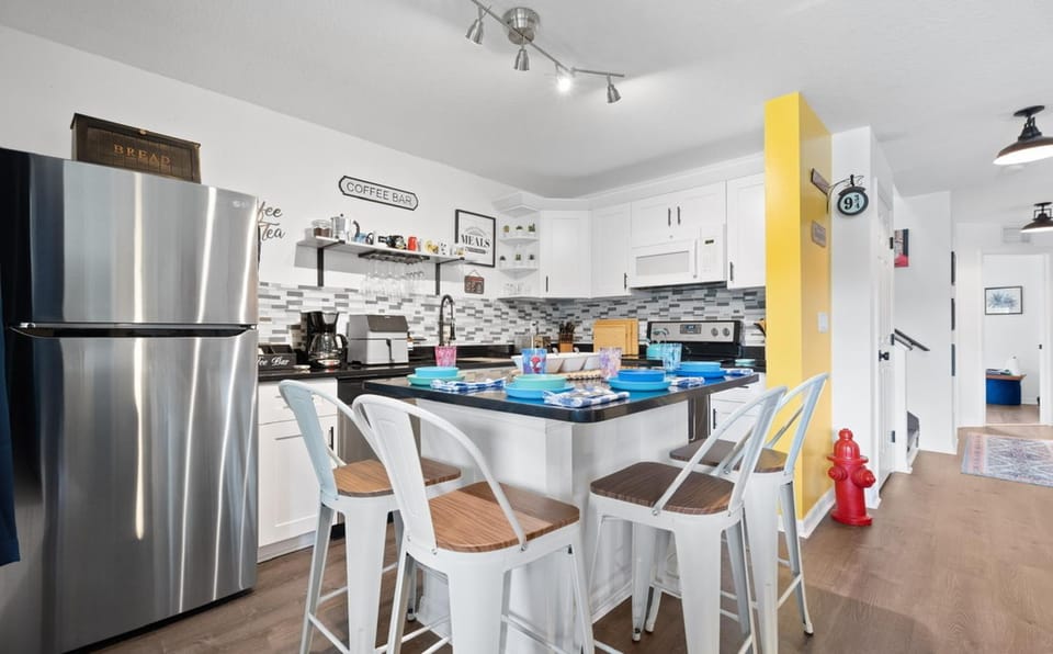 Kitchen or kitchenette, Dining area, dishwasher, oven, stove