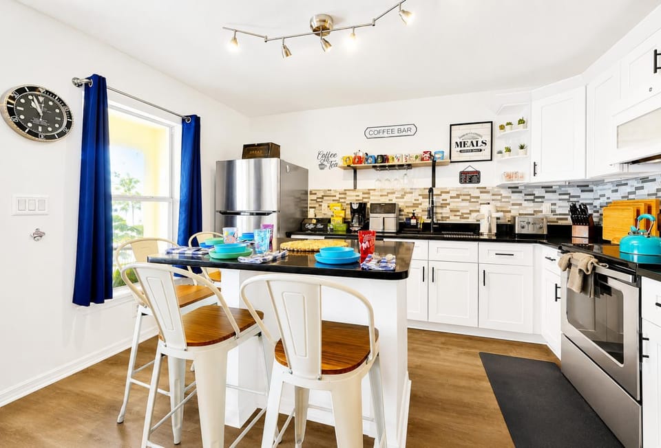Kitchen or kitchenette, Food and drinks, Dining area, Food, dishwasher, oven, stove