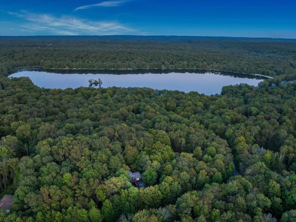 Lake Hideaway - Pool Access, Hot Tub, Game Room, Firepit House in Pocono Mountains