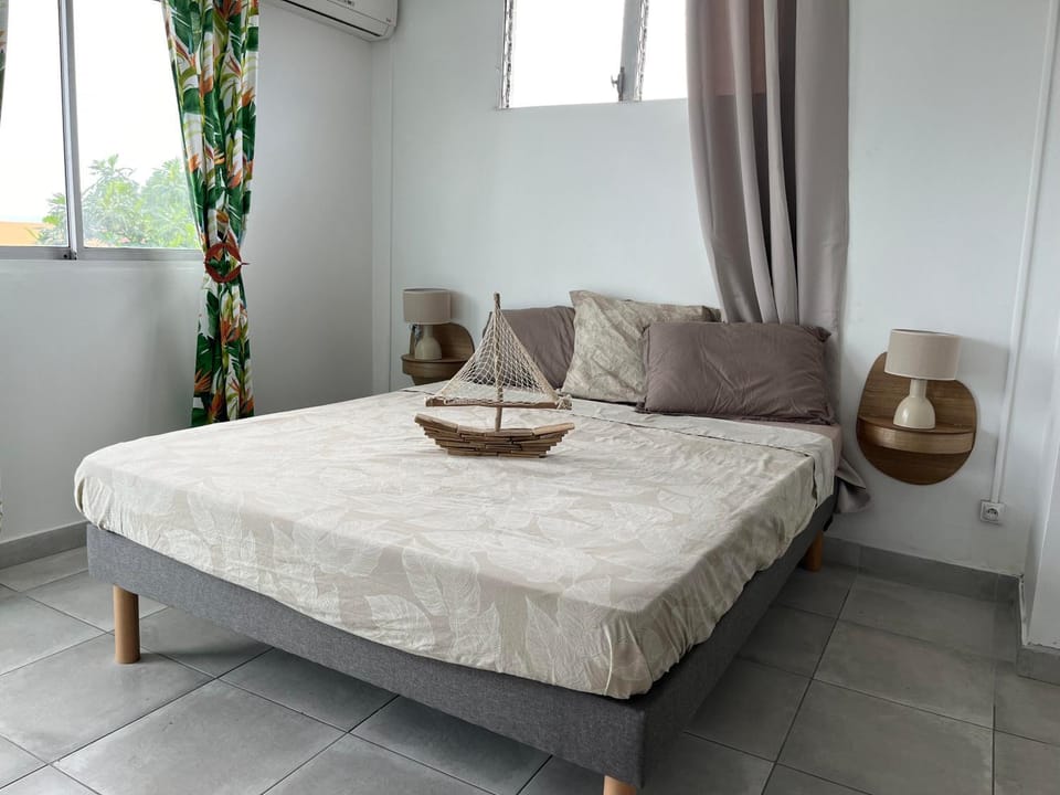 Bed, towels, air conditioner