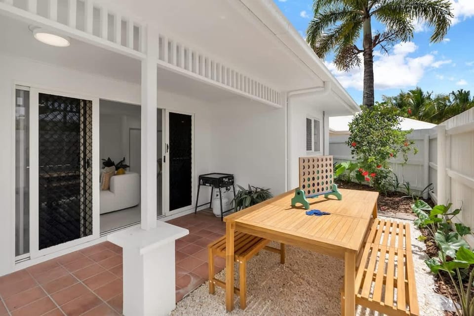 The Bird House - Poolside Haven a Stroll from Beach Villa in Palm Cove