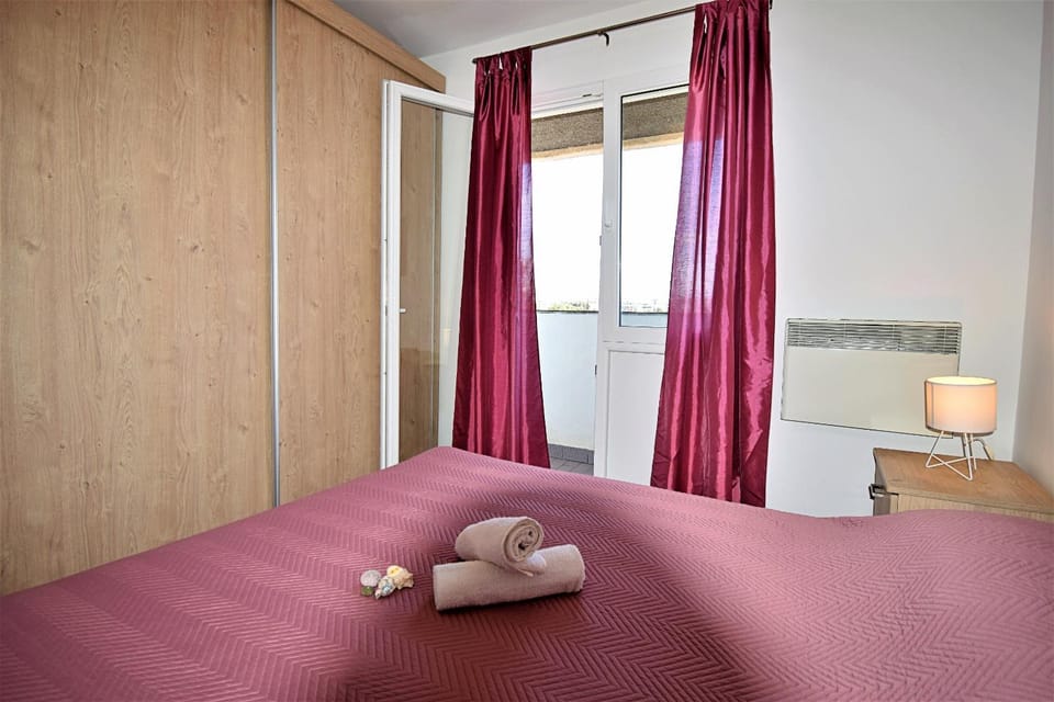 Bed, Bedroom, Sea view, wardrobe