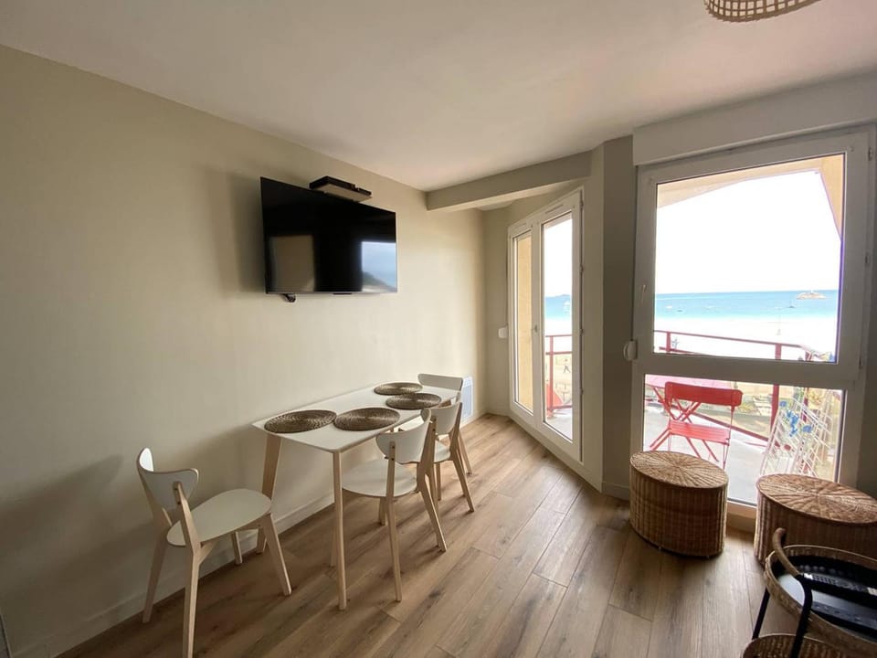 Appartement 3* plage de Trestraou, WiFi, parking, animaux ok - FR-1-368-435 Apartment in Perros-Guirec