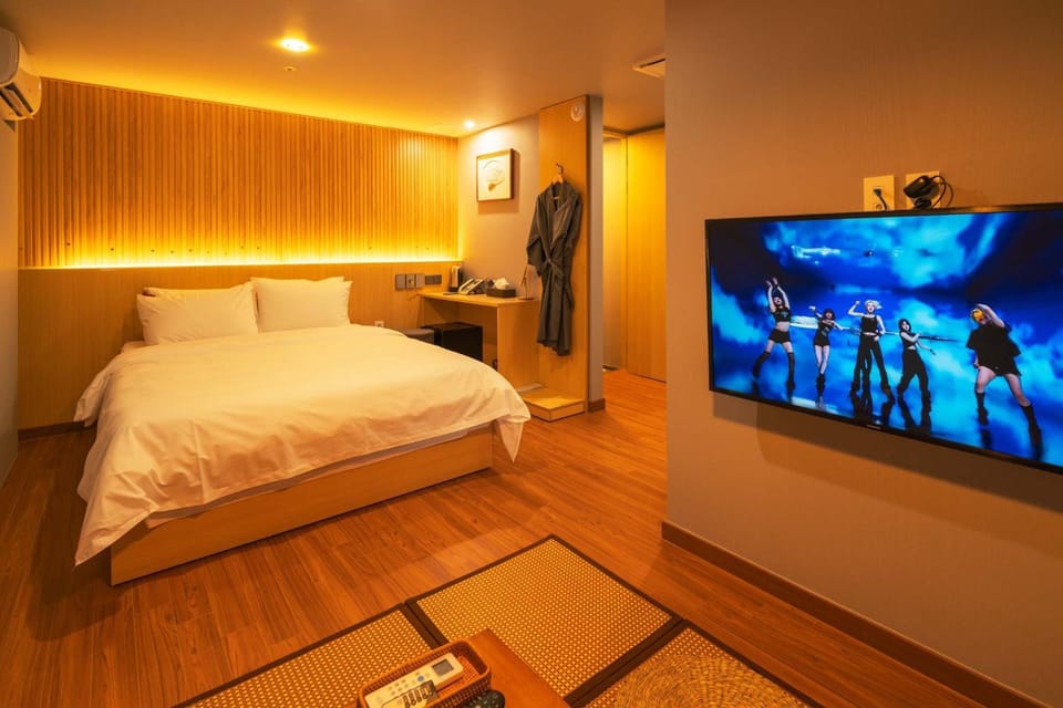 Bed, TV and multimedia, Bedroom