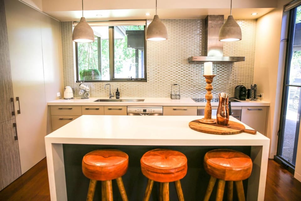 Coffee/tea facilities, Kitchen or kitchenette, Dining area, dishwasher, heating, microwave, oven, pet friendly, stove, toaster, air conditioner