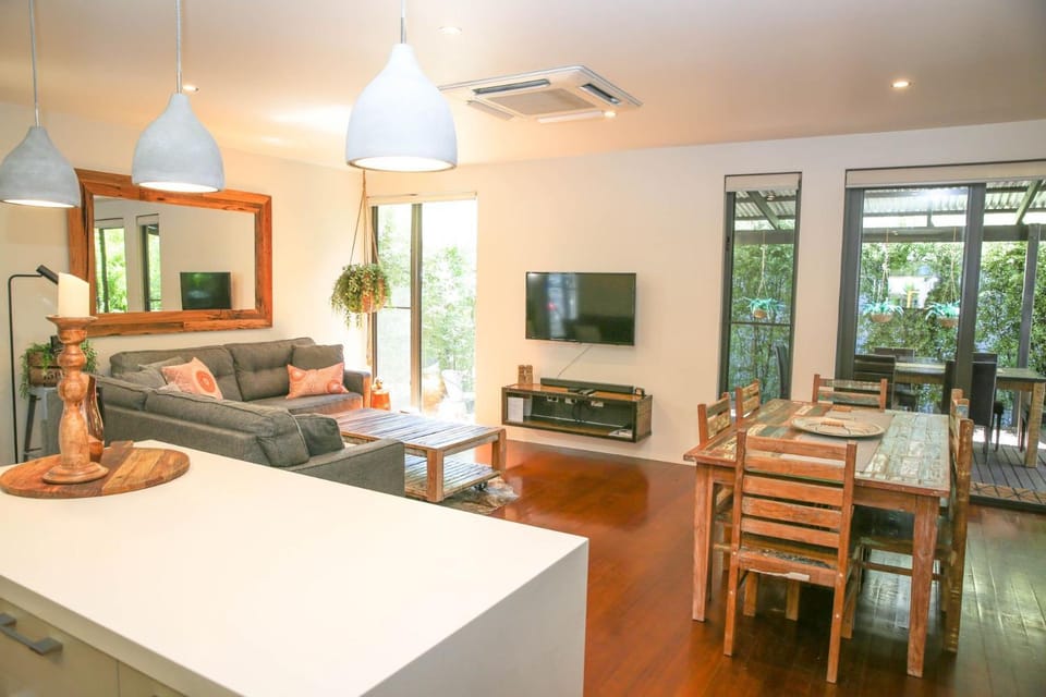 Patio, TV and multimedia, Kitchen or kitchenette, Living room, Seating area, Dining area, heating, pet friendly, air conditioner