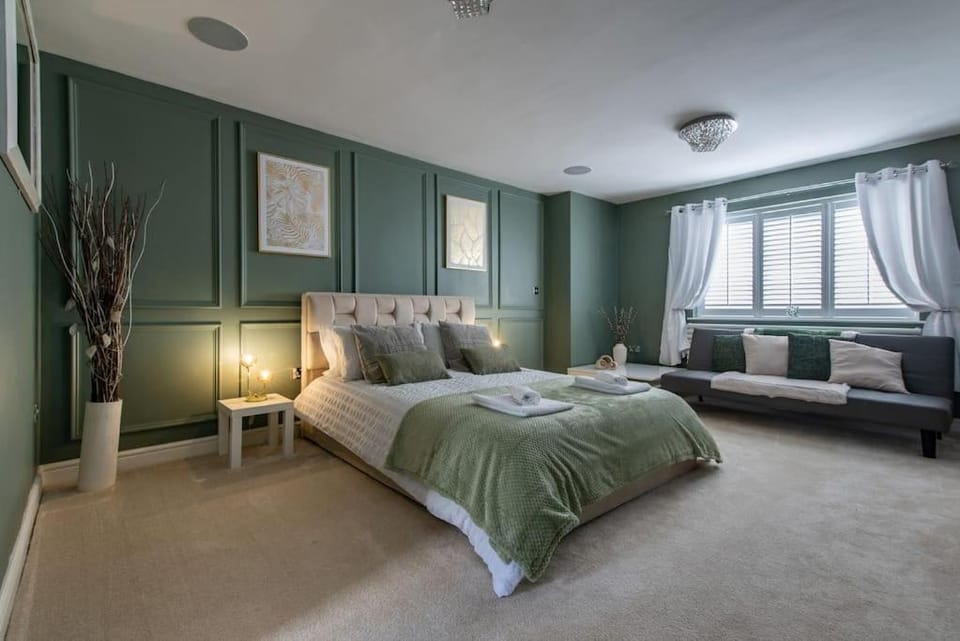 5Bed House with Games Room & Slide! Fast WiFI & FREE Parking Apartment in Charnwood