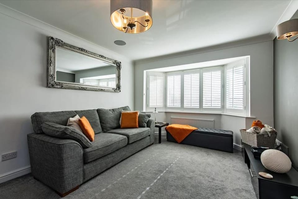5Bed House with Games Room & Slide! Fast WiFI & FREE Parking Apartment in Charnwood