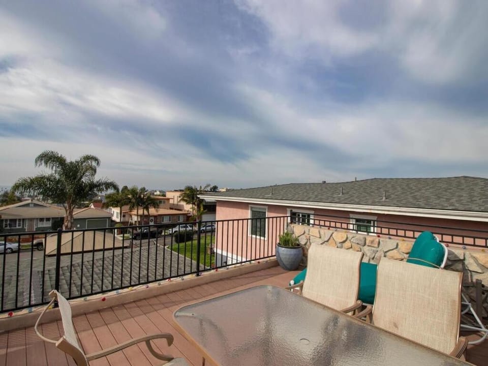 Beachtown Bella 2 bed Ocean View Bed and Breakfast in Oceanside