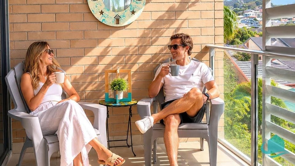 Caves Beach Retreat - close to beach and shops Apartment in Swansea