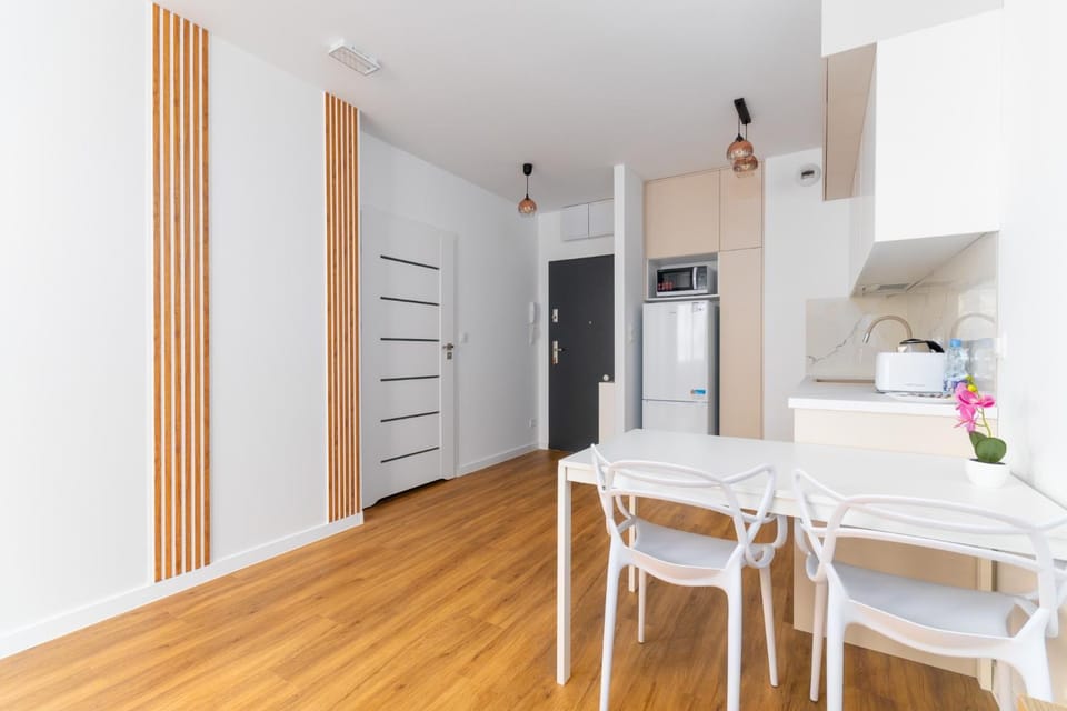 Kitchen or kitchenette, Dining area, oven, wardrobe