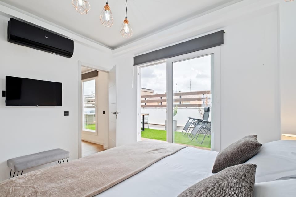 Bed, TV and multimedia, Photo of the whole room, Bedroom