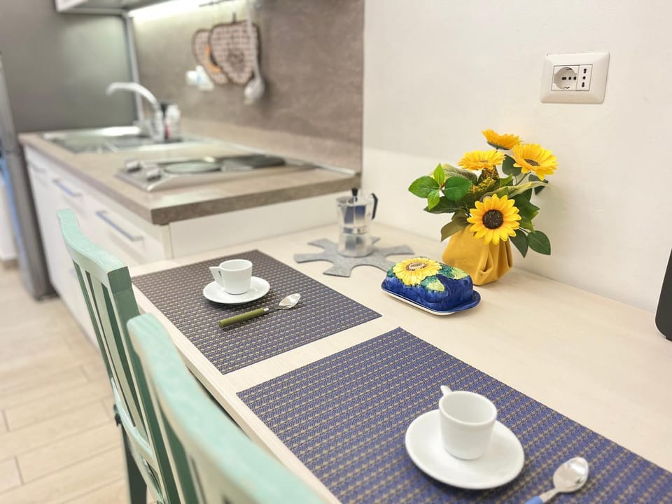 Coffee/tea facilities, Kitchen or kitchenette, Dining area