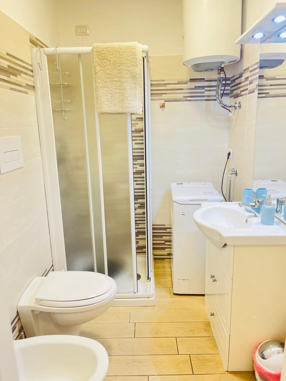 Shower, Toilet, Bathroom, bidet, towels