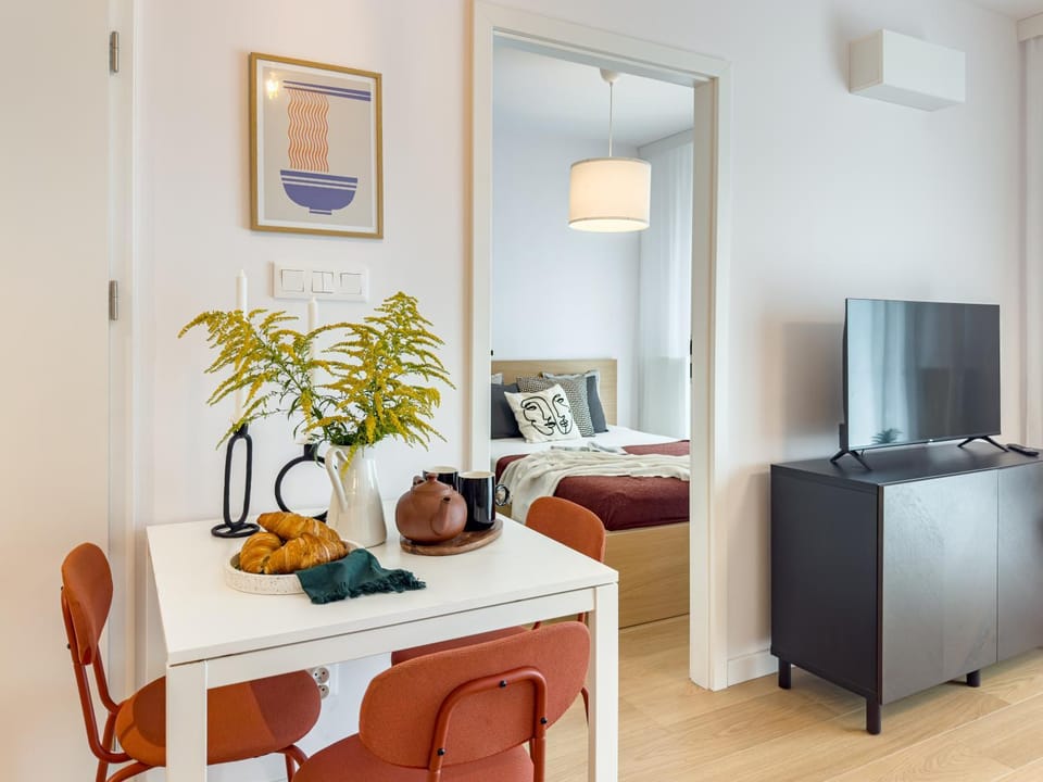 Bed, TV and multimedia, Photo of the whole room, Bedroom