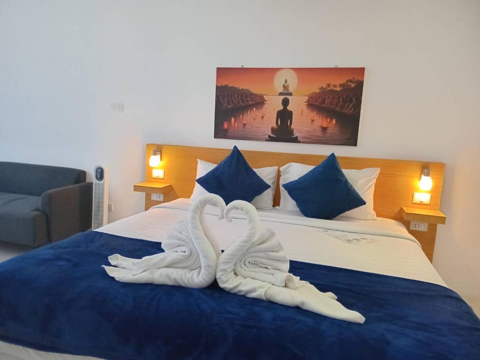 Bed, Photo of the whole room, Bedroom, towels