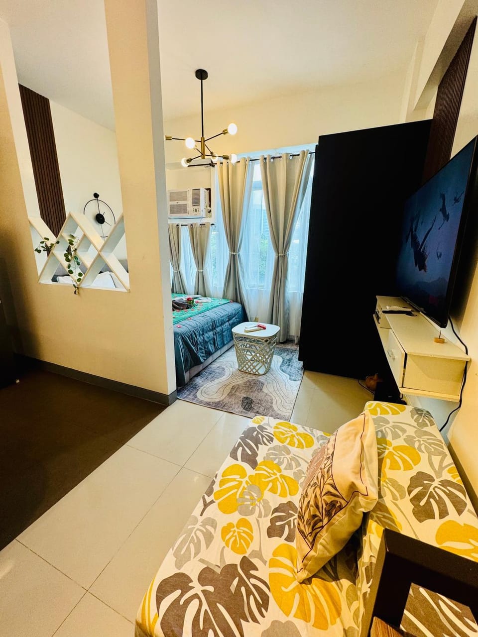Your perfect retreat in Stamford! Enjoy our stylish, fully furnished studio just steps away from the vibrant Venice Mall Apartment in Makati