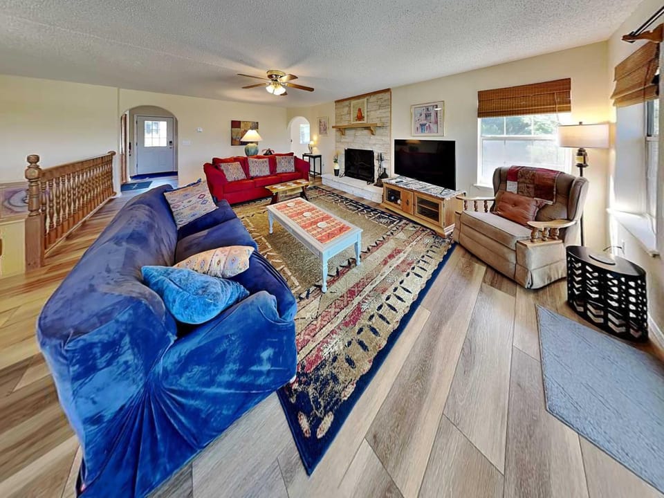 TV and multimedia, Living room, Seating area, fireplace, furniture
