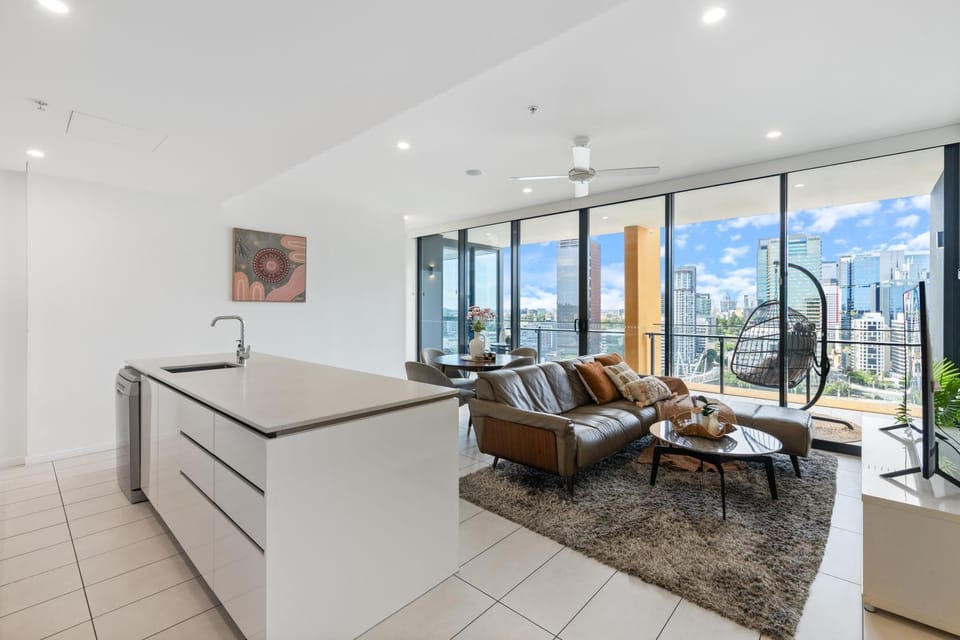 The Grand Panorama Riverside Escape with 3BD Apartment in Brisbane City
