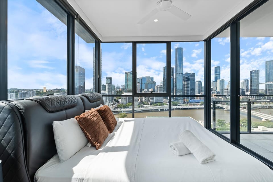 The Grand Panorama Riverside Escape with 3BD Apartment in Brisbane City