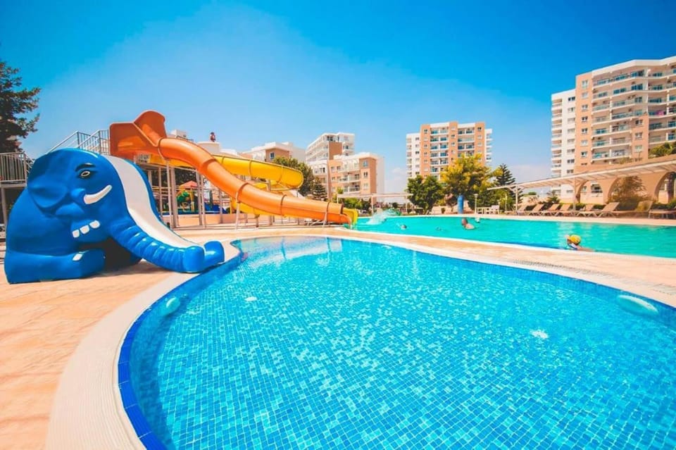 Communal lounge/ TV room, Day, Aqua park, Evening entertainment, Pool view, Swimming pool, sunbed