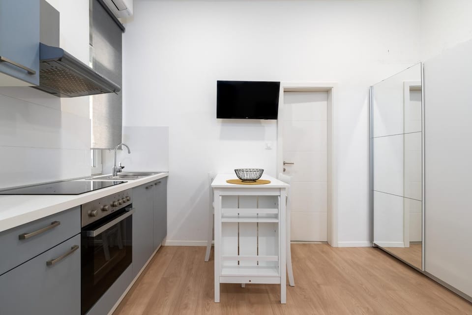 TV and multimedia, Kitchen or kitchenette, Dining area, oven, stove