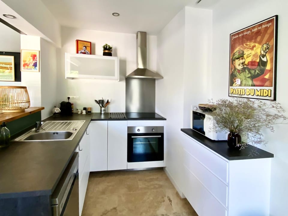 Kitchen or kitchenette