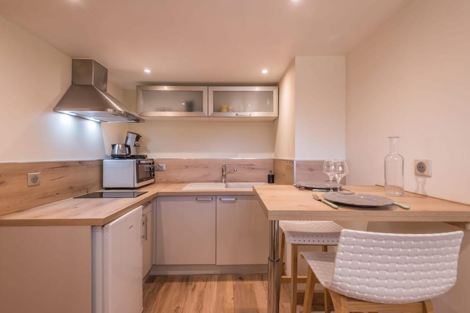 Kitchen or kitchenette, Dining area