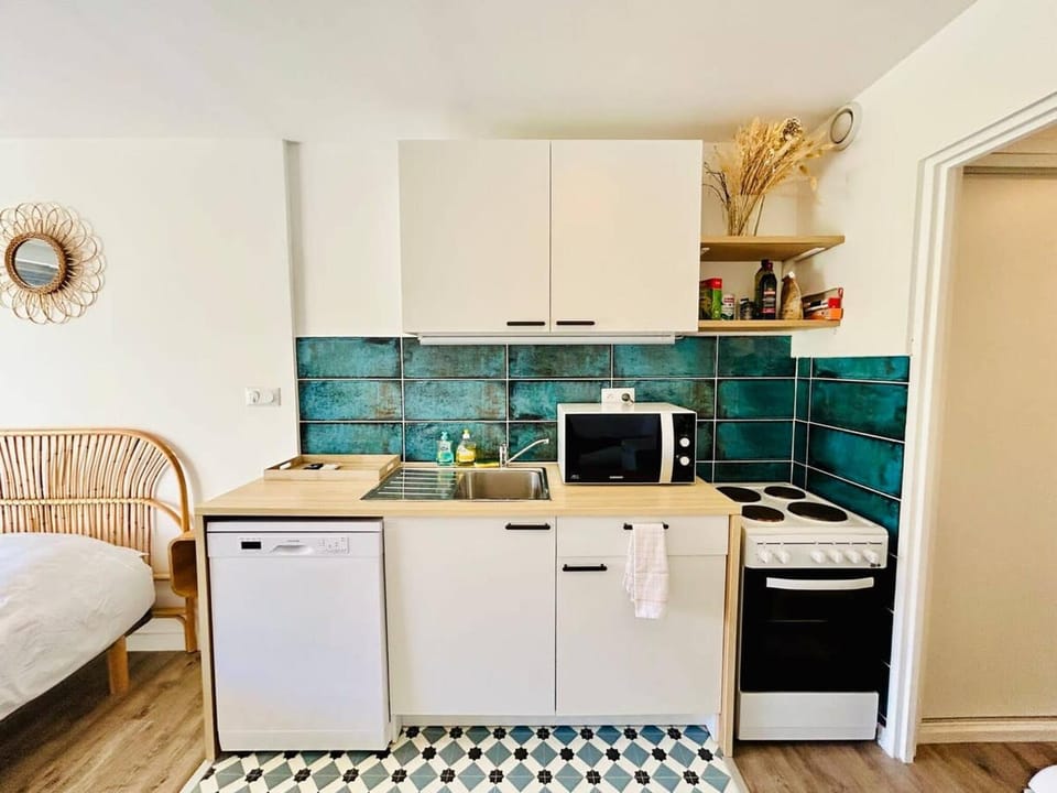 Kitchen or kitchenette