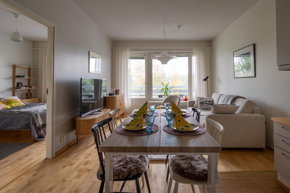 Photo of the whole room, Dining area