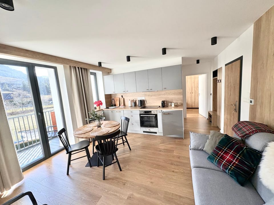 Kitchen or kitchenette, Dining area, dishwasher, oven