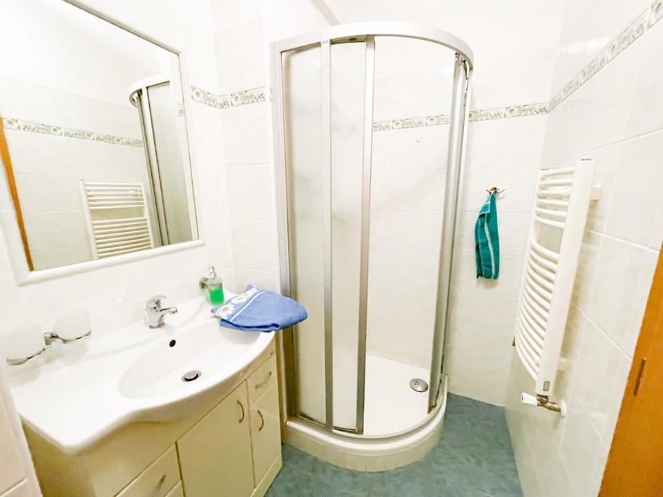 Shower, Bathroom, towels