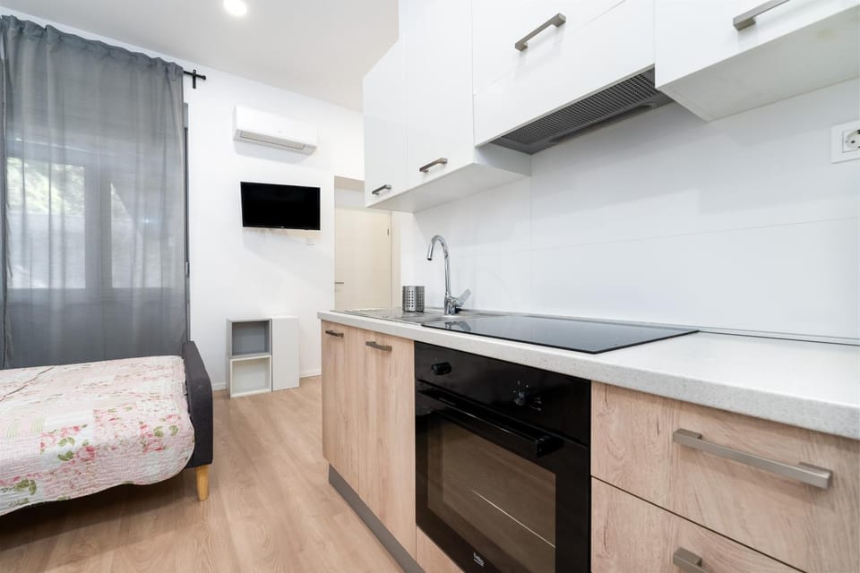 Bed, TV and multimedia, Kitchen or kitchenette, Bedroom, oven, stove