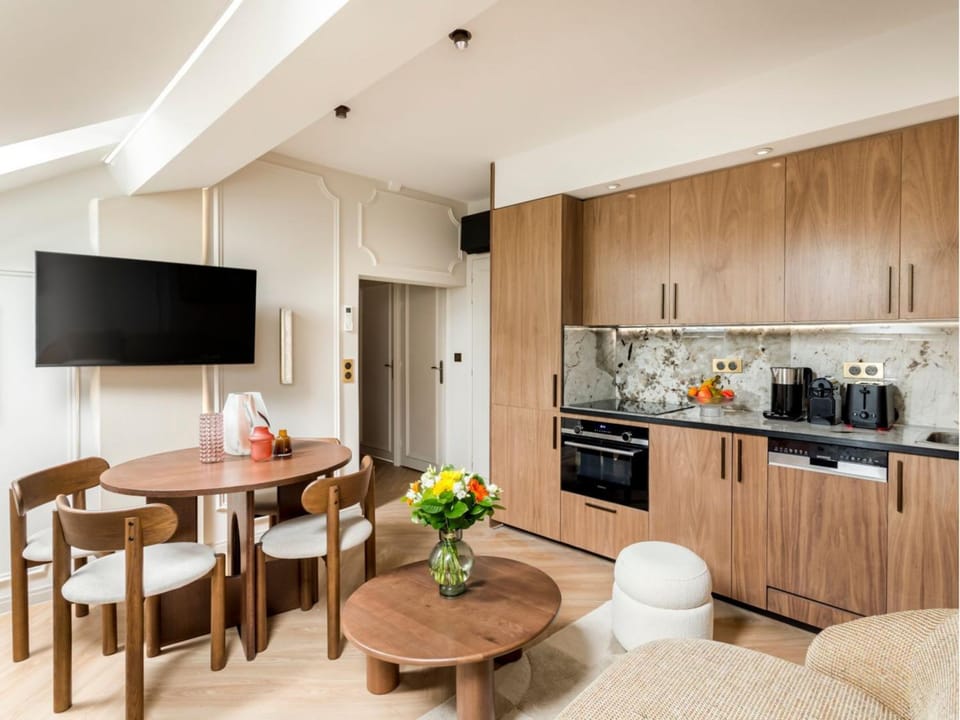 TV and multimedia, Coffee/tea facilities, Kitchen or kitchenette, Living room, Dining area, stove, toaster