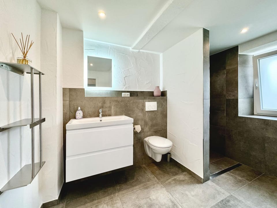 Shower, Bathroom, Internal: Not applicable to any particular room