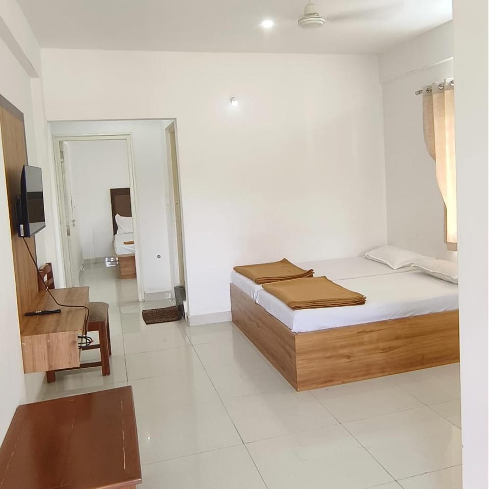Bed, TV and multimedia, Bedroom