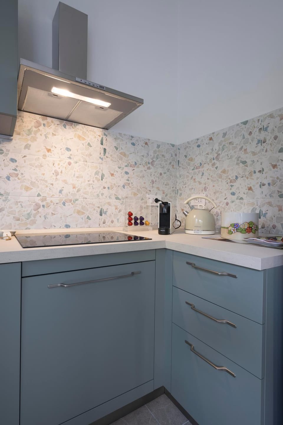Coffee/tea facilities, Kitchen or kitchenette, stove