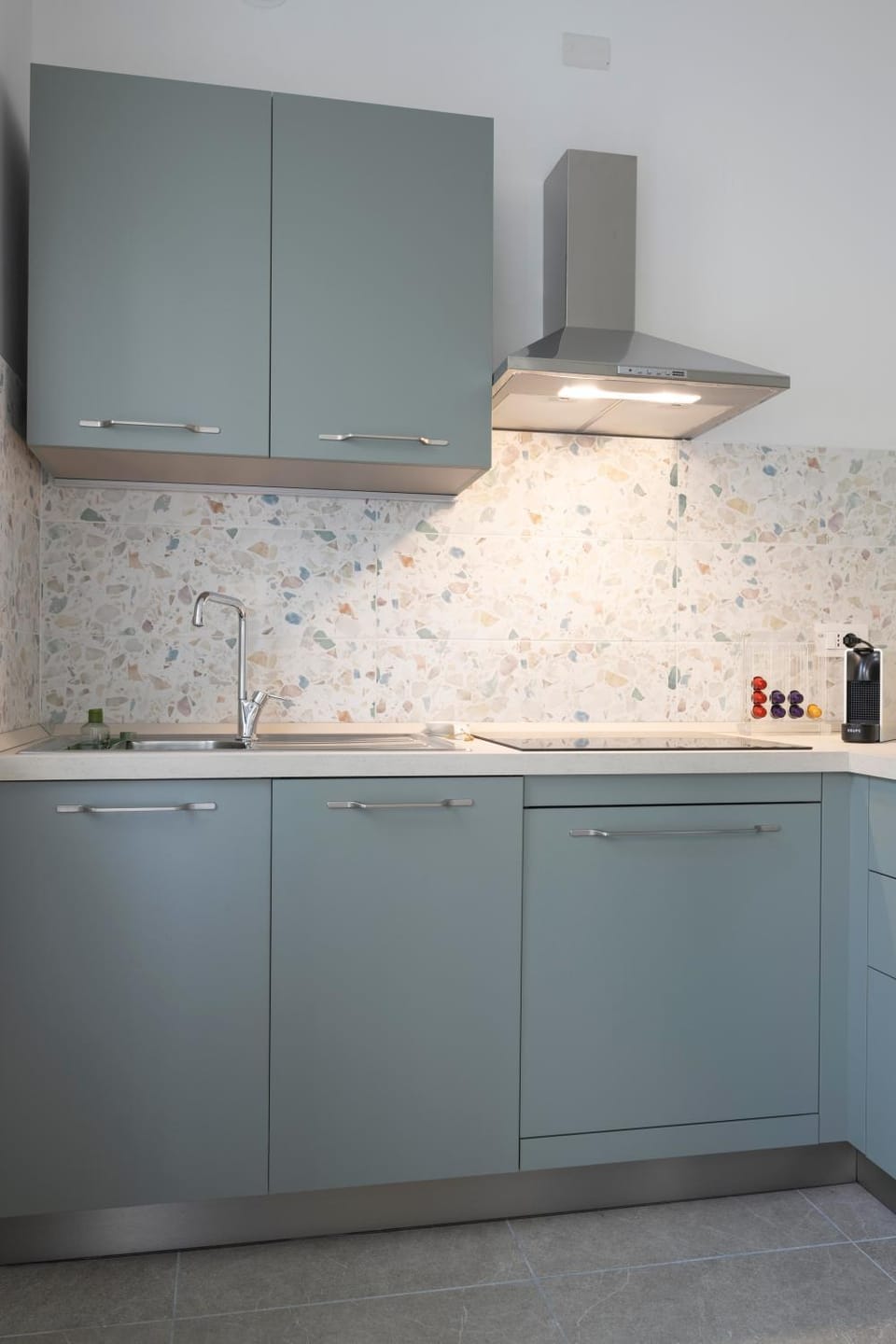 Kitchen or kitchenette, minibar
